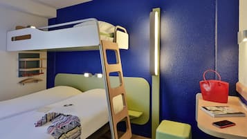 Chambre Triple, 3 lits une place | Bureau, chambres insonorisées, Wi-Fi gratuit, draps fournis