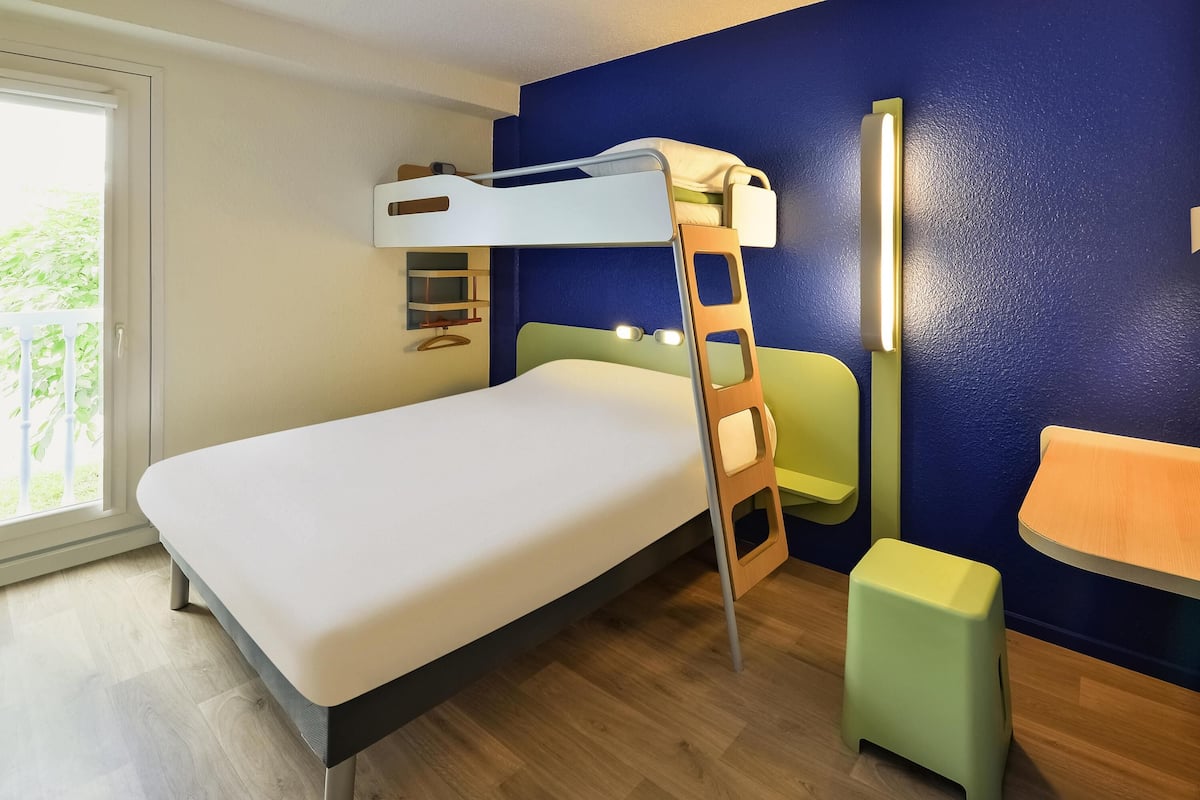 Habitació triple, diversos llits | Escriptori, habitacions insonoritzades, wifi gratuïta i roba de llit