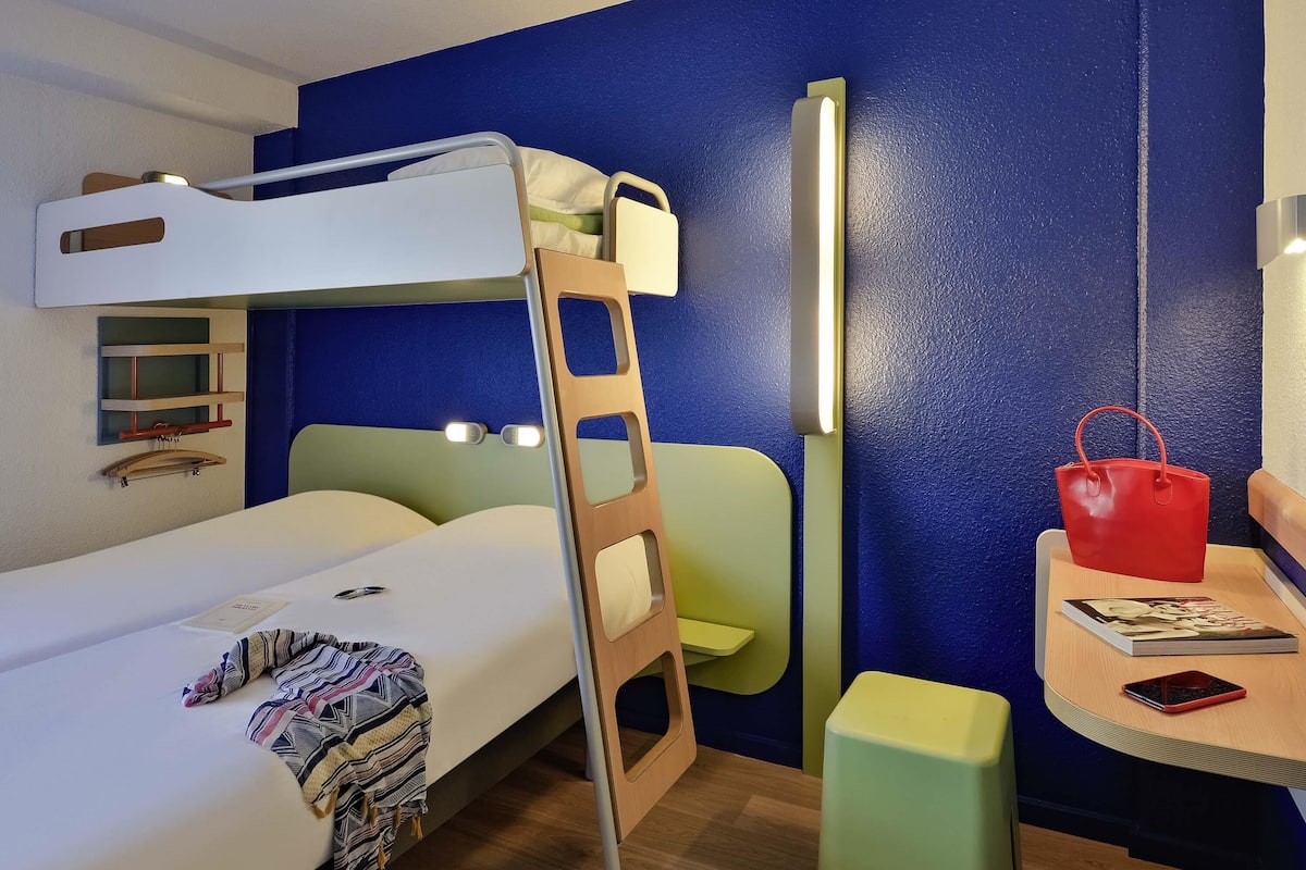 Habitació triple, 3 llits individuals | Escriptori, habitacions insonoritzades, wifi gratuïta i roba de llit