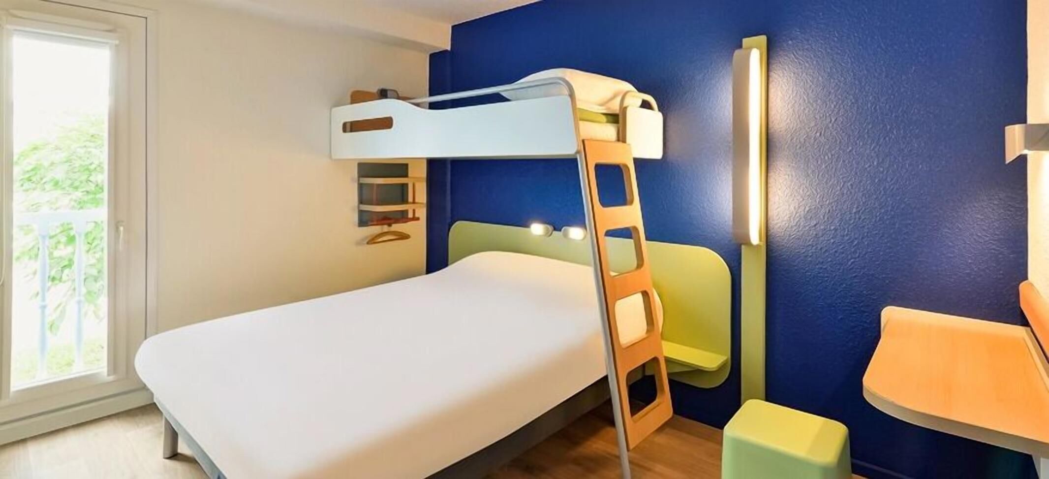 Desk, soundproofing, free WiFi, bed sheets