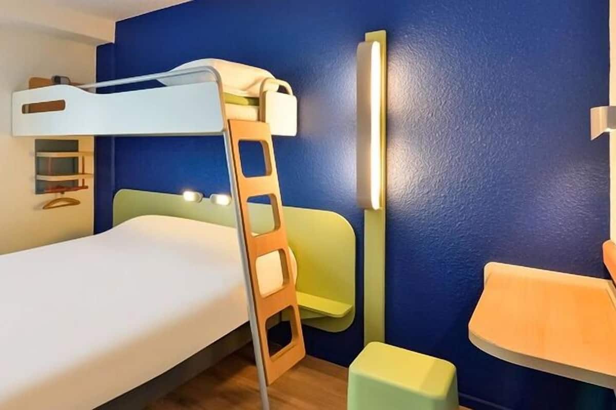 Desk, soundproofing, free WiFi, bed sheets