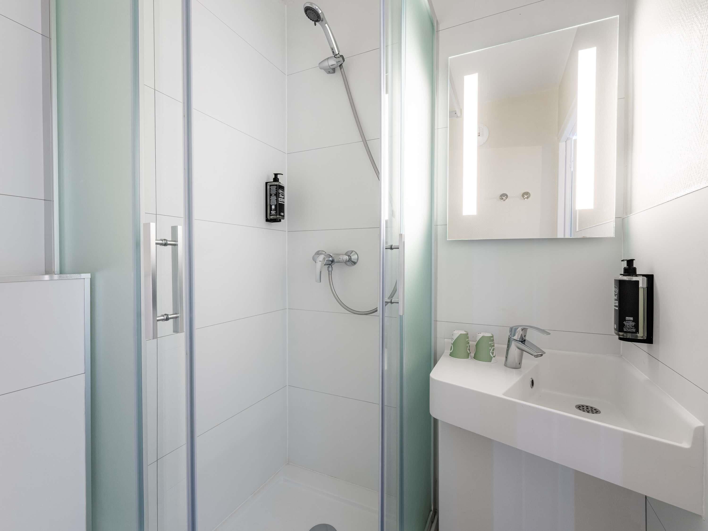 Driepersoonskamer, Meerdere bedden | Een bureau, geluiddichte muren, gratis wifi, beddengoed