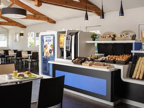 Desayuno buffet todos los días (EUR 7.5 por persona) 