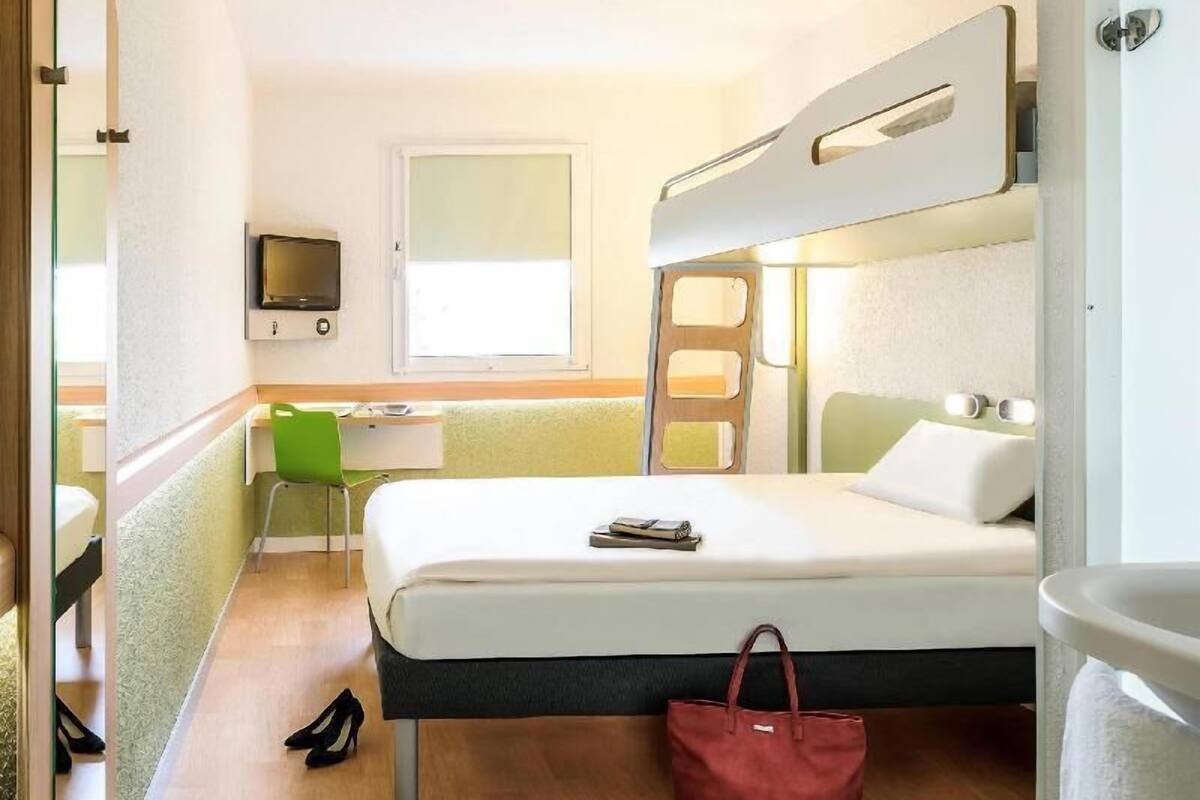 Desk, soundproofing, free WiFi, bed sheets