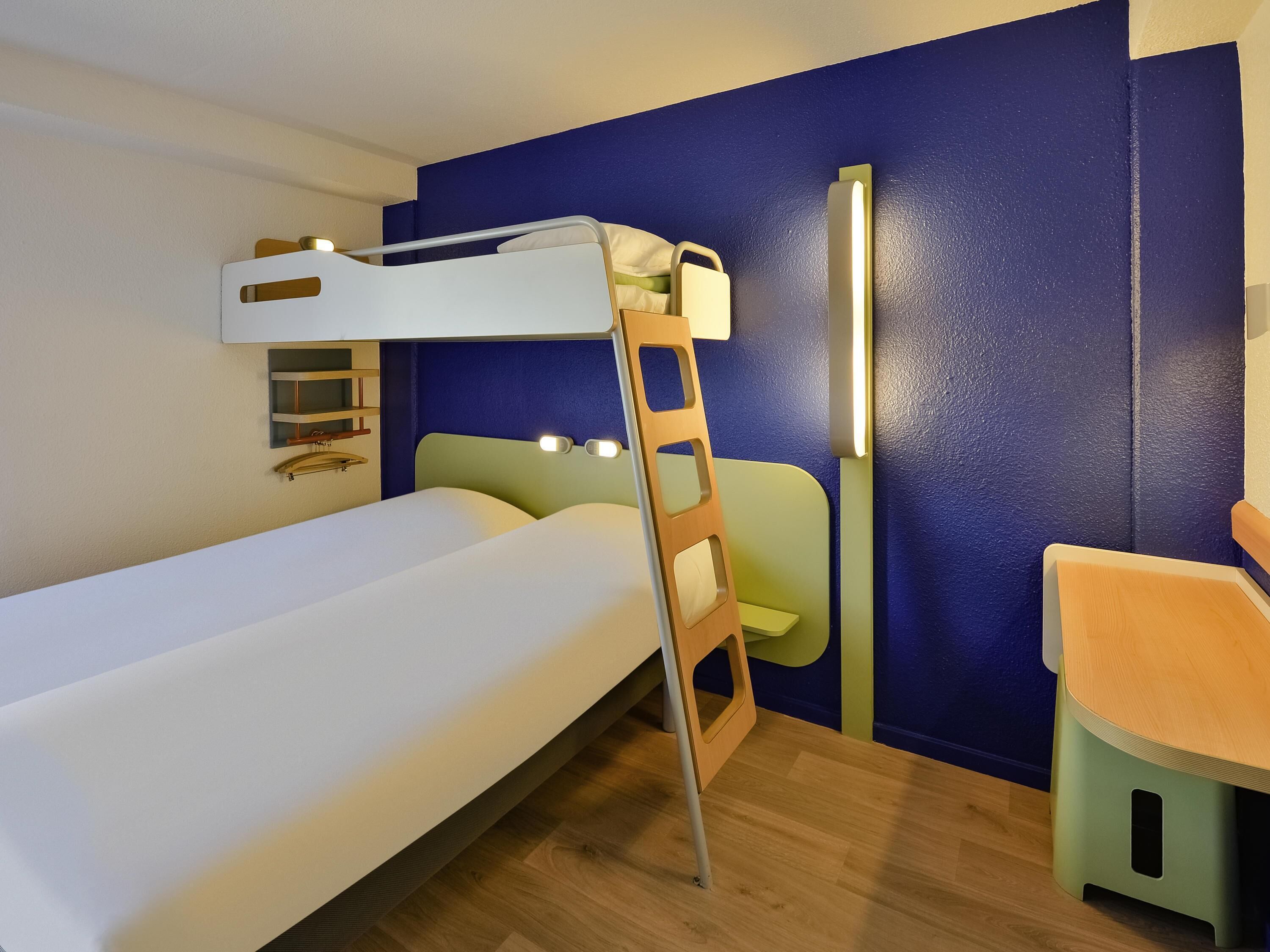 Dreibettzimmer, 3 Einzelbetten | Schreibtisch, schallisolierte Zimmer, kostenloses WLAN, Bettwäsche