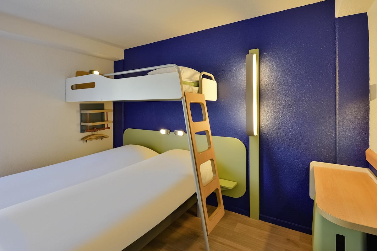 Dreibettzimmer, 3 Einzelbetten | Schreibtisch, schallisolierte Zimmer, kostenloses WLAN, Bettwäsche