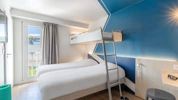 Habitación triple, 3 camas individuales | Escritorio, sistema de insonorización, wifi gratis y ropa de cama