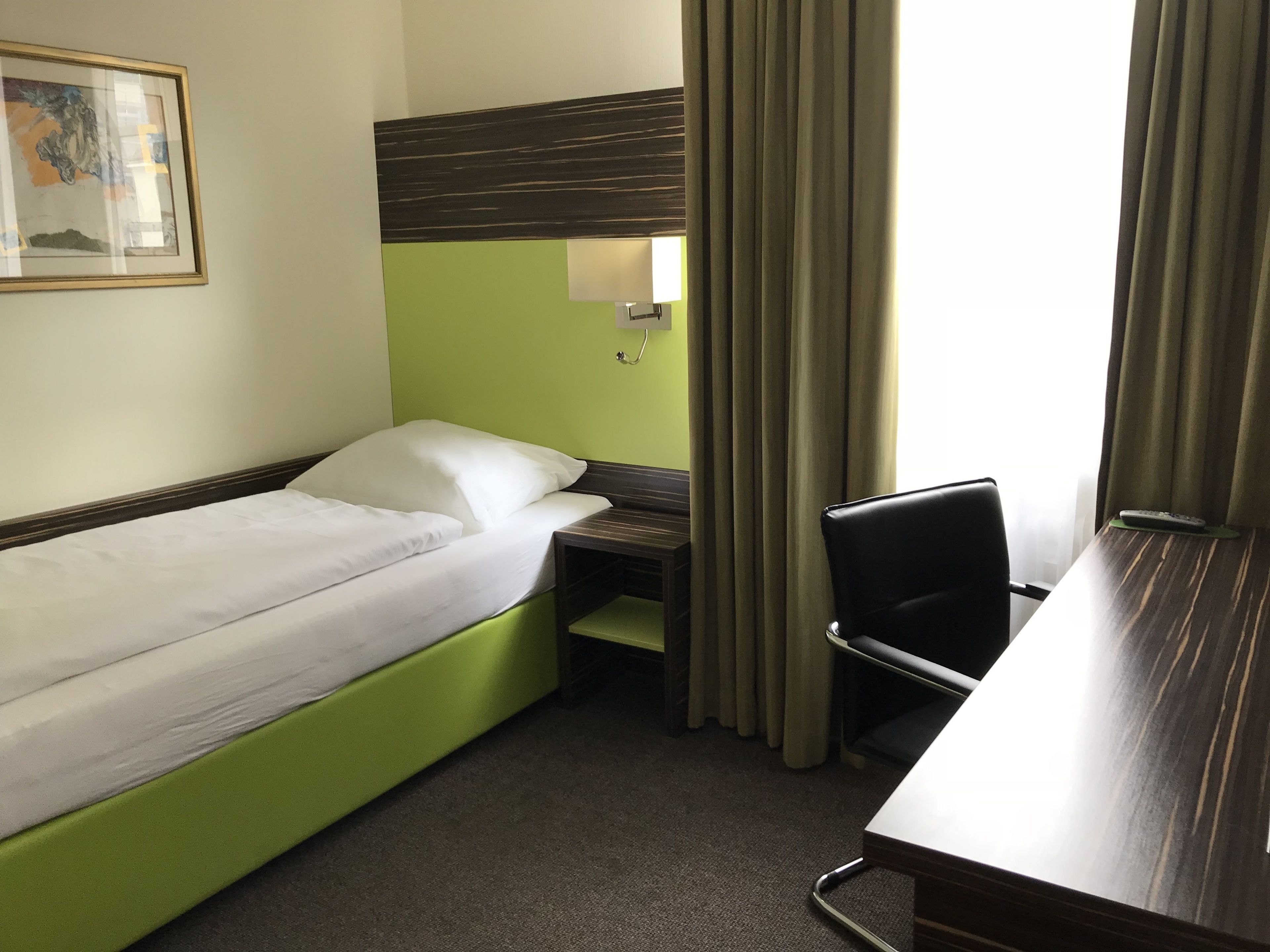 Schreibtisch, Verdunkelungsvorhänge, schallisolierte Zimmer