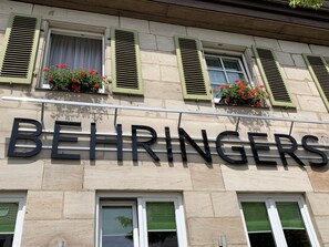A building facade with the name "BEHRINGERS" prominently displayed. - Behringers City Hotel Nürnberg (Nuremberg)