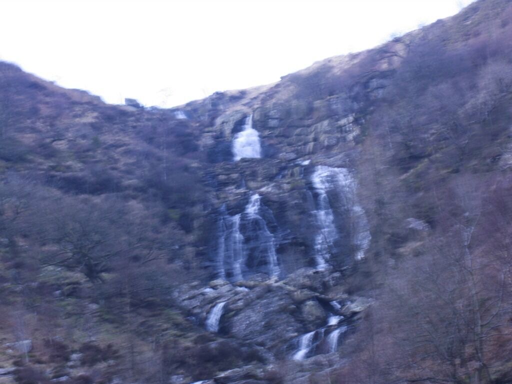 Een waterval die over een rotswand stroomt.