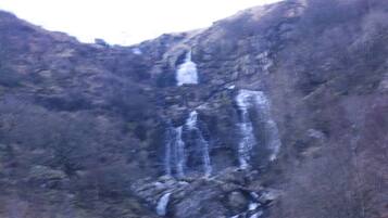 Een waterval die over een rotswand stroomt.