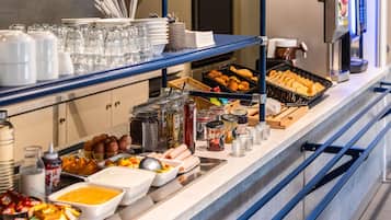 Desayuno buffet todos los días (EUR 9.5 por persona)