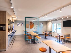 Daily buffet breakfast for a fee - ibis budget Lyon Villefranche sur Saône (Limas)