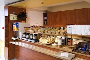 Colazione a buffet, servita tutte le mattine (8.5 EUR a persona) 