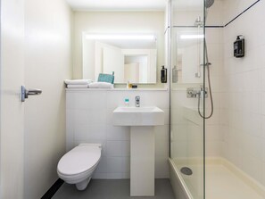 Een bureau, babybedden (toeslag), gratis wifi