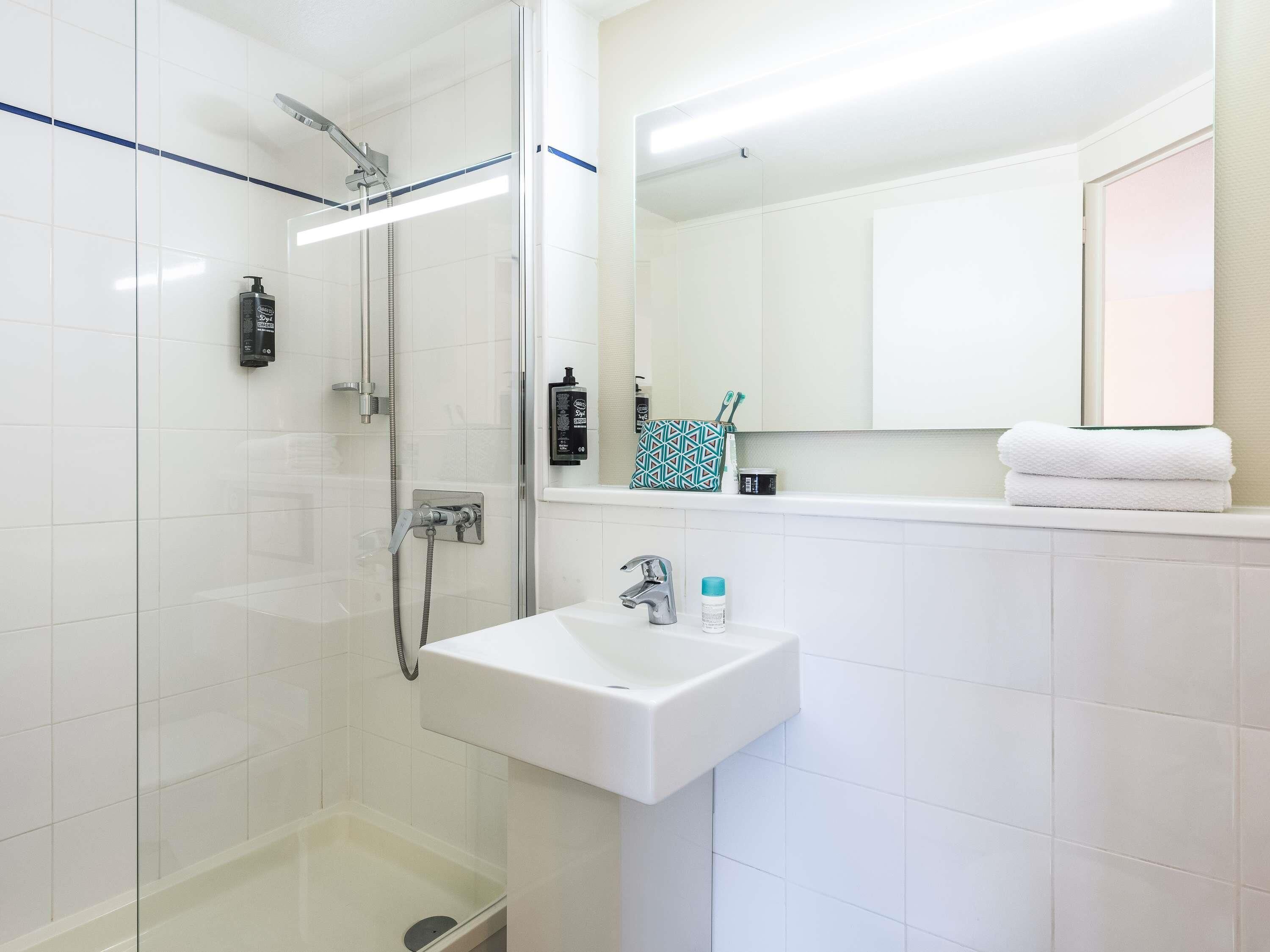 desk, cots/infant beds, free wifi