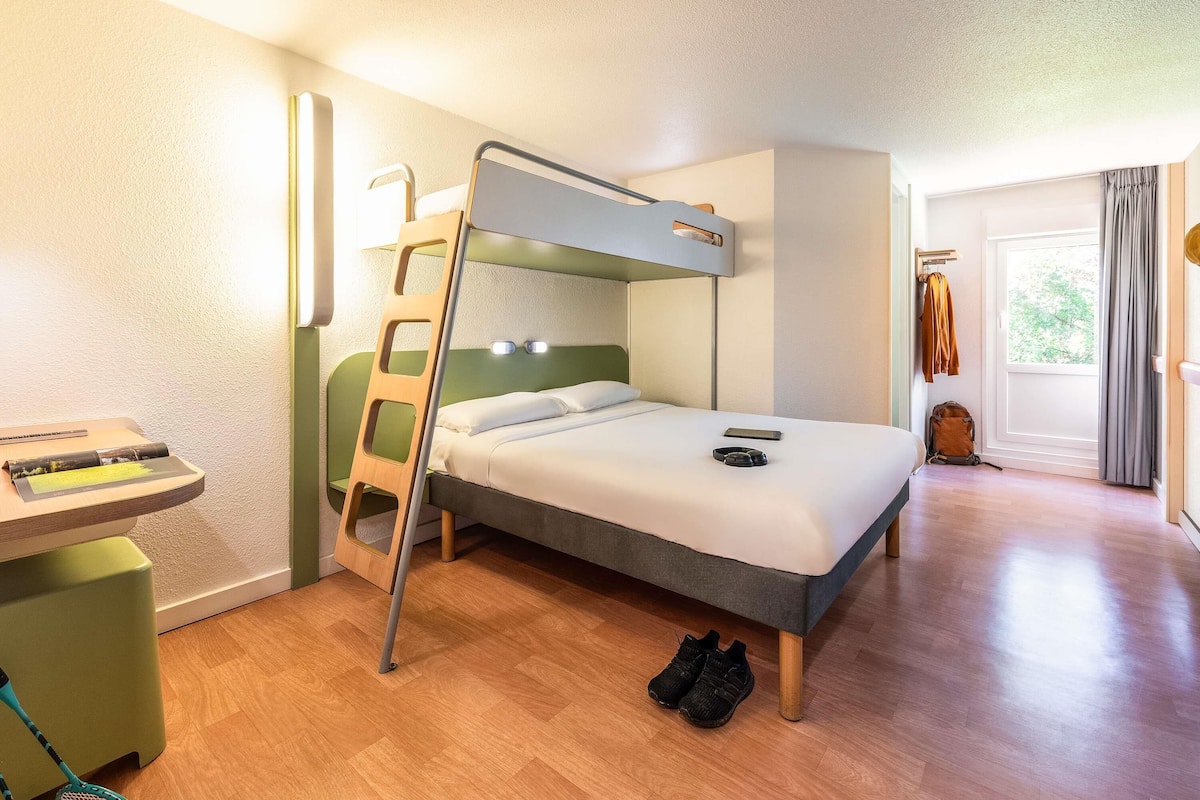 Triple Room, Multiple Beds | Desk, cribs/infant beds, free WiFi