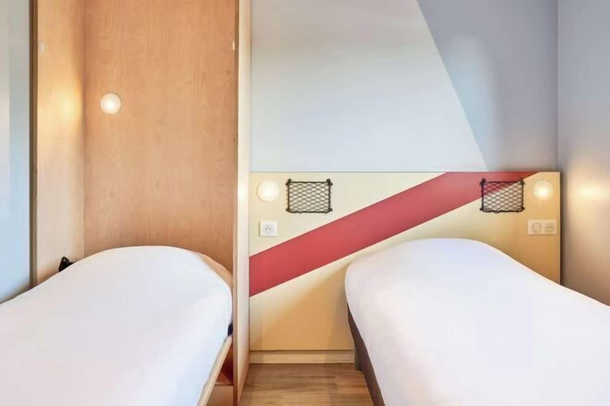 Escritorio, wifi gratis, ropa de cama