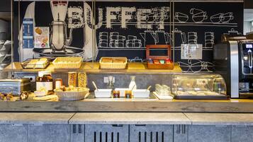 Tägliches Frühstücksbuffet (9.90 EUR pro Person)
