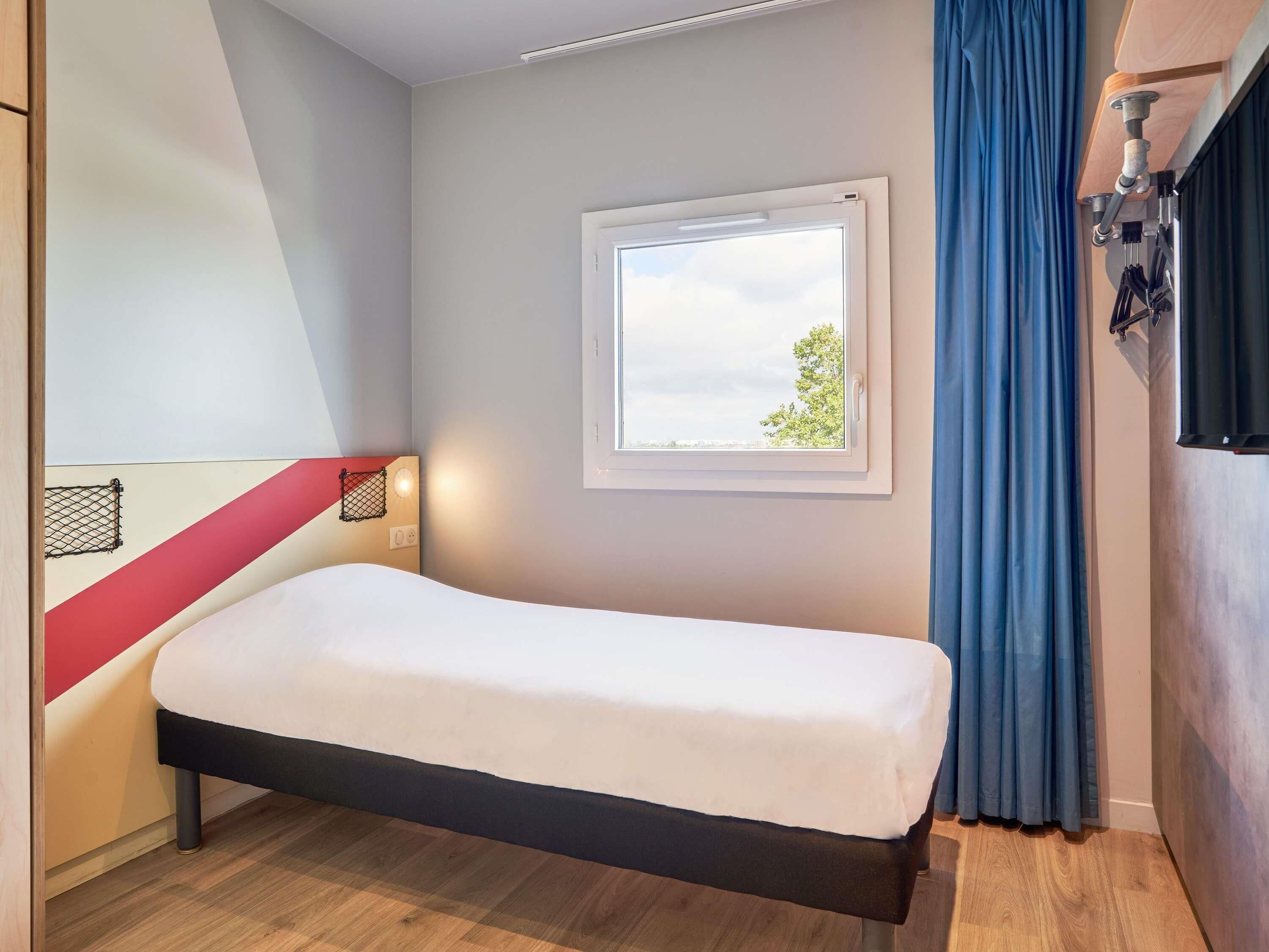 Room, 2 Twin Beds | Desk, laptop workspace, free WiFi, bed sheets