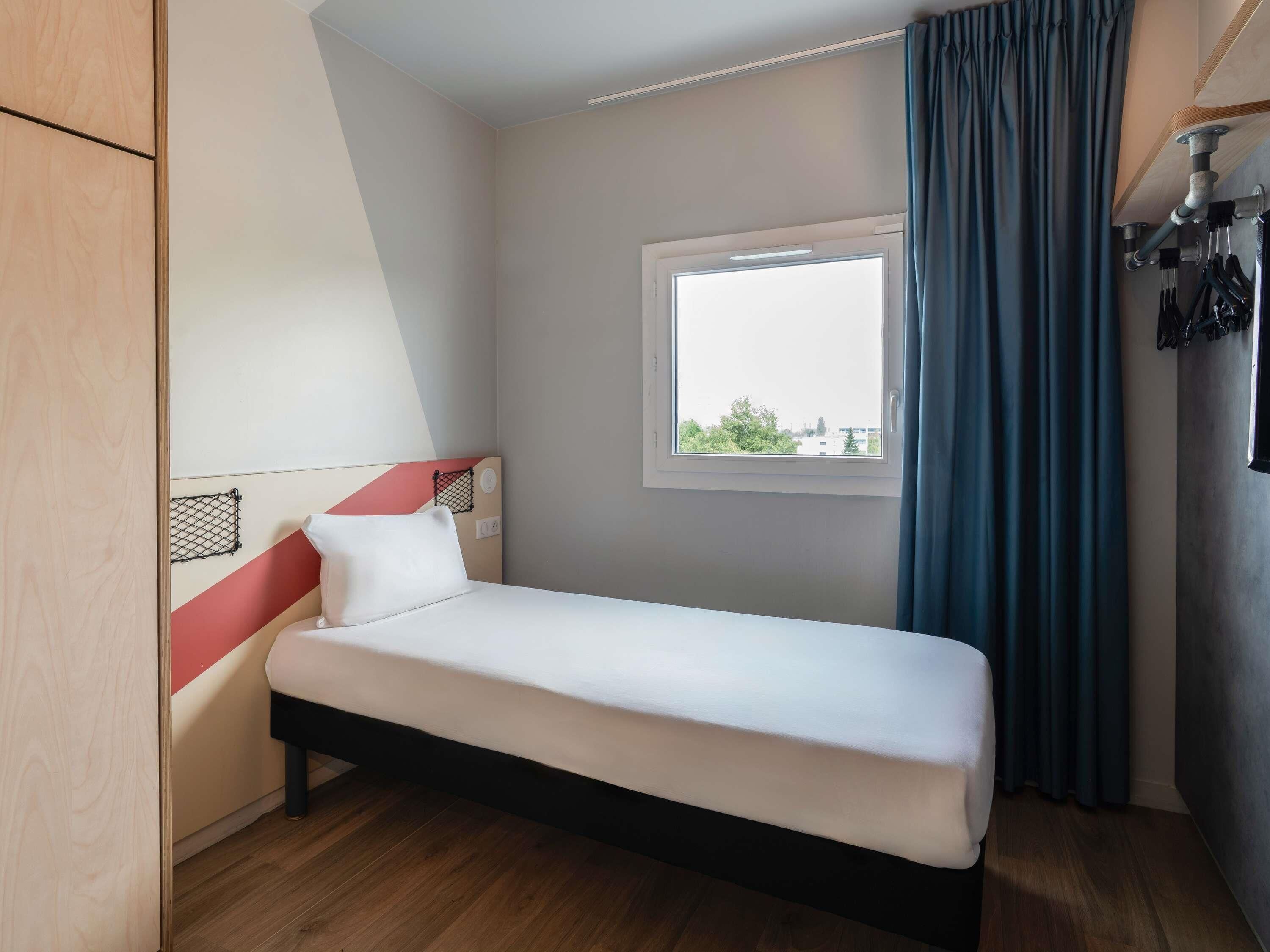 Kamar, 2 Tempat Tidur Twin | Meja kerja, ruang kerja ramah laptop, Wi-Fi gratis, dan seprai linen