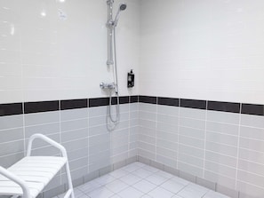 Douche, articles de toilette écologiques, serviettes fournies