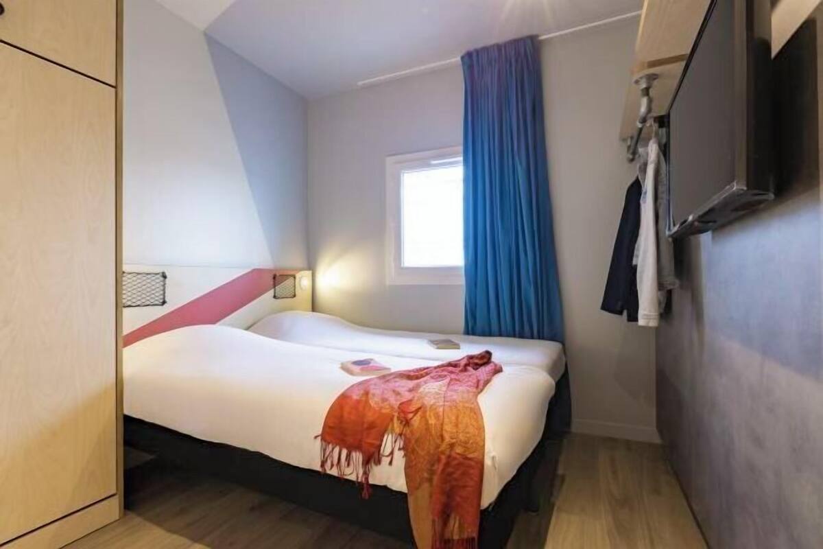 Escritorio, wifi gratis, ropa de cama