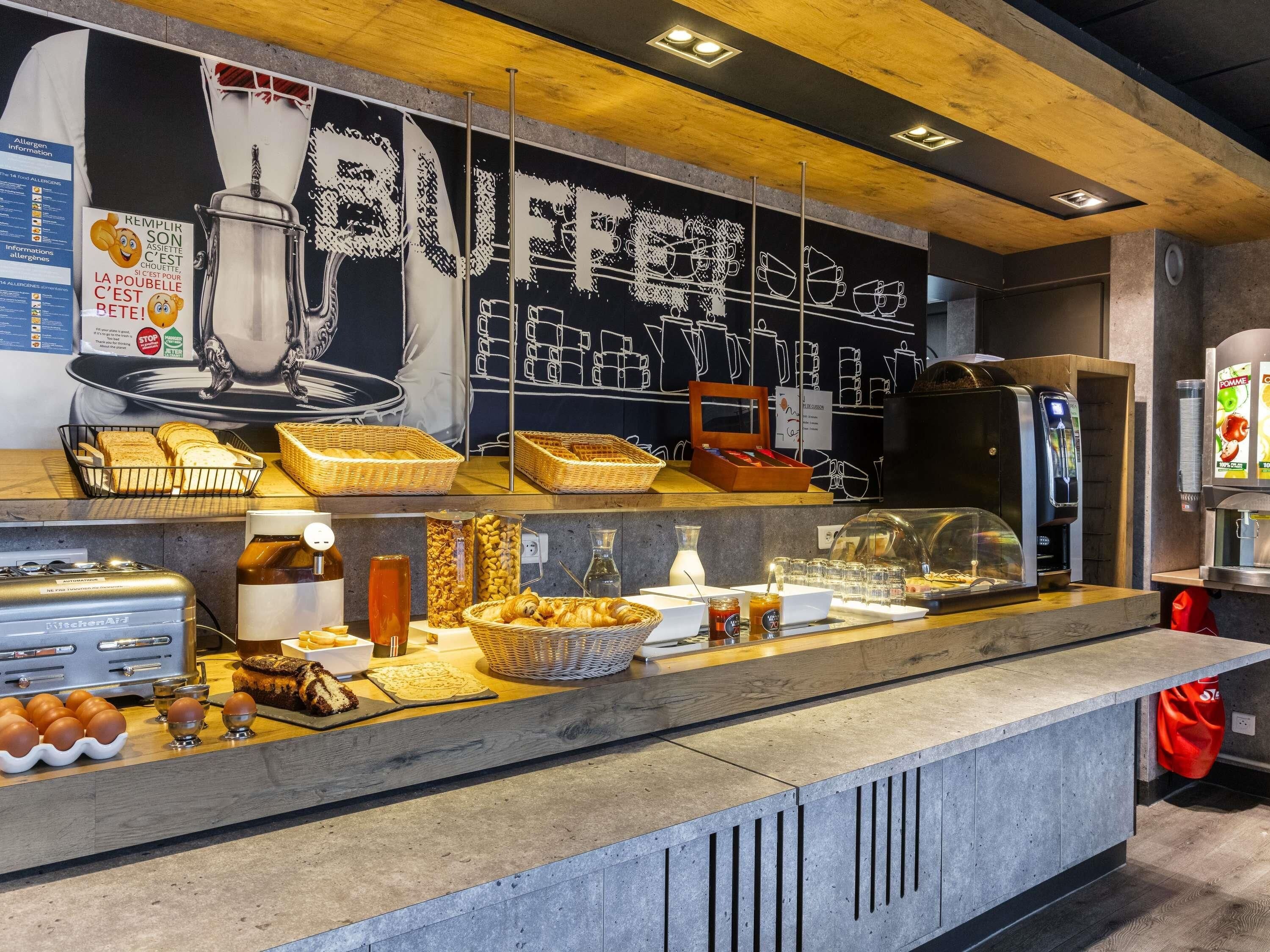 Un bufé de desayuno con diversas opciones de comida y una máquina de café.
