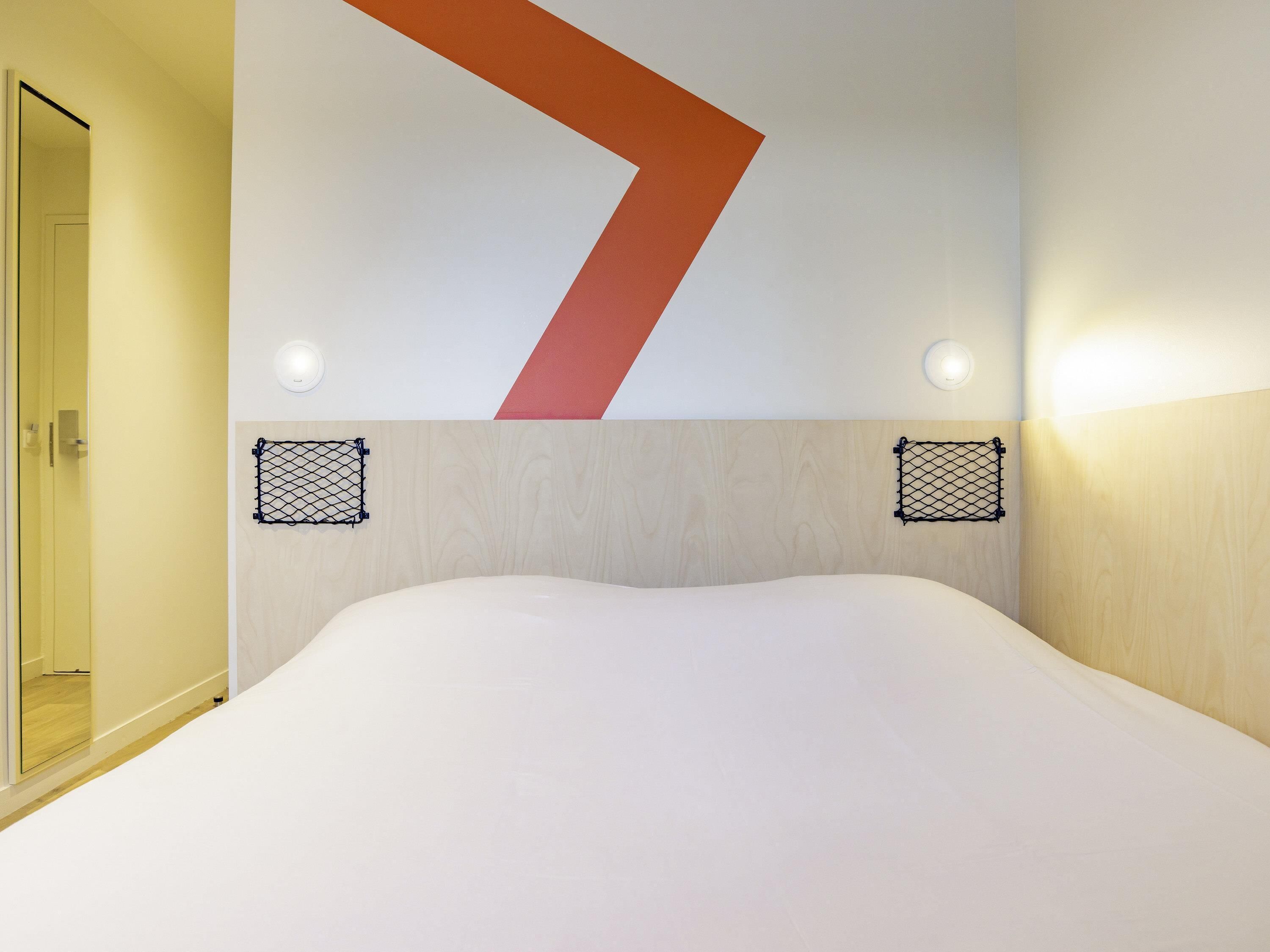 ルーム ダブルベッド 1 台 | デスク、WiFi (無料)、ベッド  シーツ