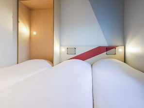 ห้องพัก, เตียงเดี่ยว 3 เตียง (3 people) | โต๊ะทำงาน, พื้นที่ทำงานแบบใช้แล็ปท็อป, Wi-Fi ฟรี, ผ้าปูที่นอน