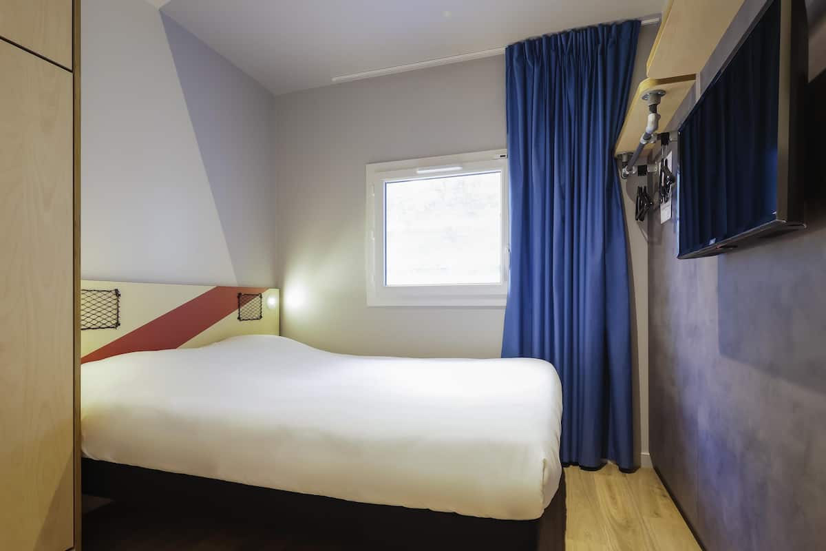 Room, Multiple Beds | Desk, free WiFi, bed sheets
