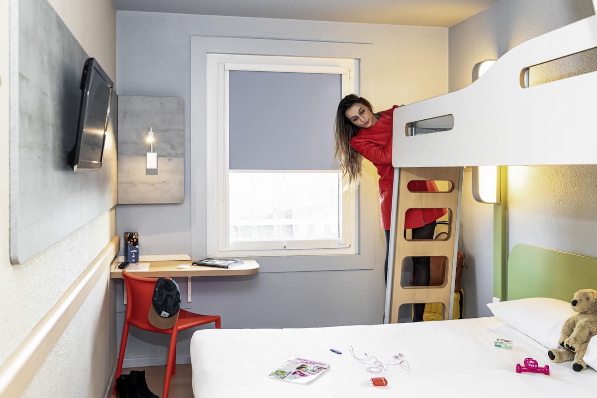 Habitación, varias camas | Escritorio, insonorización, wifi gratis y ropa de cama
