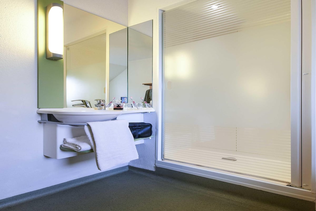 Twin Room with Bunk Bed | Desk, soundproofing, free WiFi, bed sheets