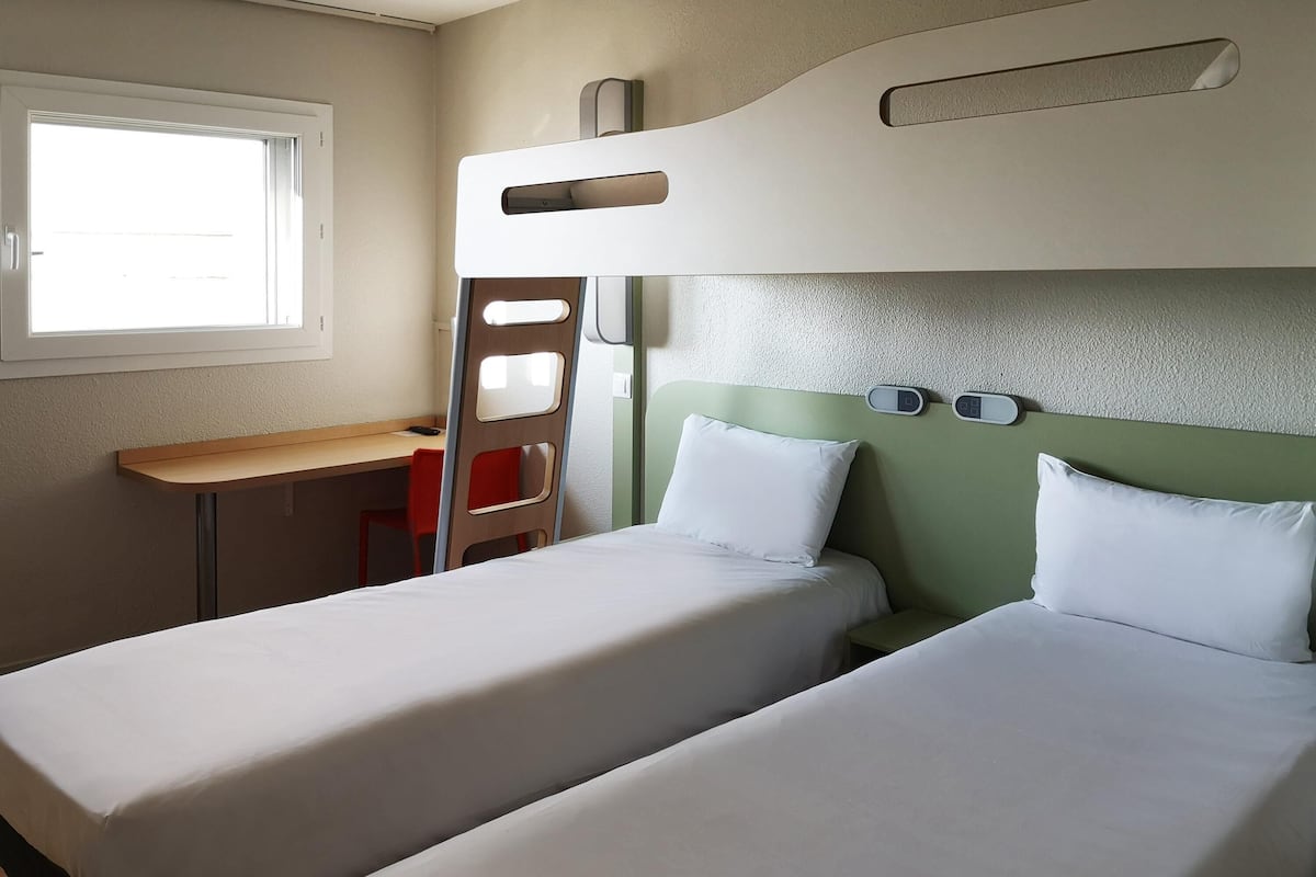 Twin Room with Bunk Bed | Desk, soundproofing, free WiFi, bed sheets