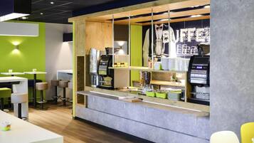 Petit déjeuner buffet servi tous les jours en supplément