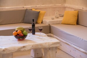 Villa panoramica, 1 camera da letto, idromassaggio | 1 camera, una cassaforte in camera, tende oscuranti, insonorizzazione