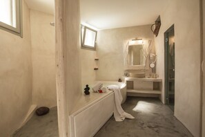 Villa panoramica, 1 camera da letto, idromassaggio | 1 camera, una cassaforte in camera, tende oscuranti, insonorizzazione