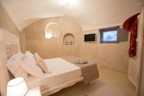 Villa panoramica, 1 camera da letto, idromassaggio | 1 camera, una cassaforte in camera, tende oscuranti, insonorizzazione