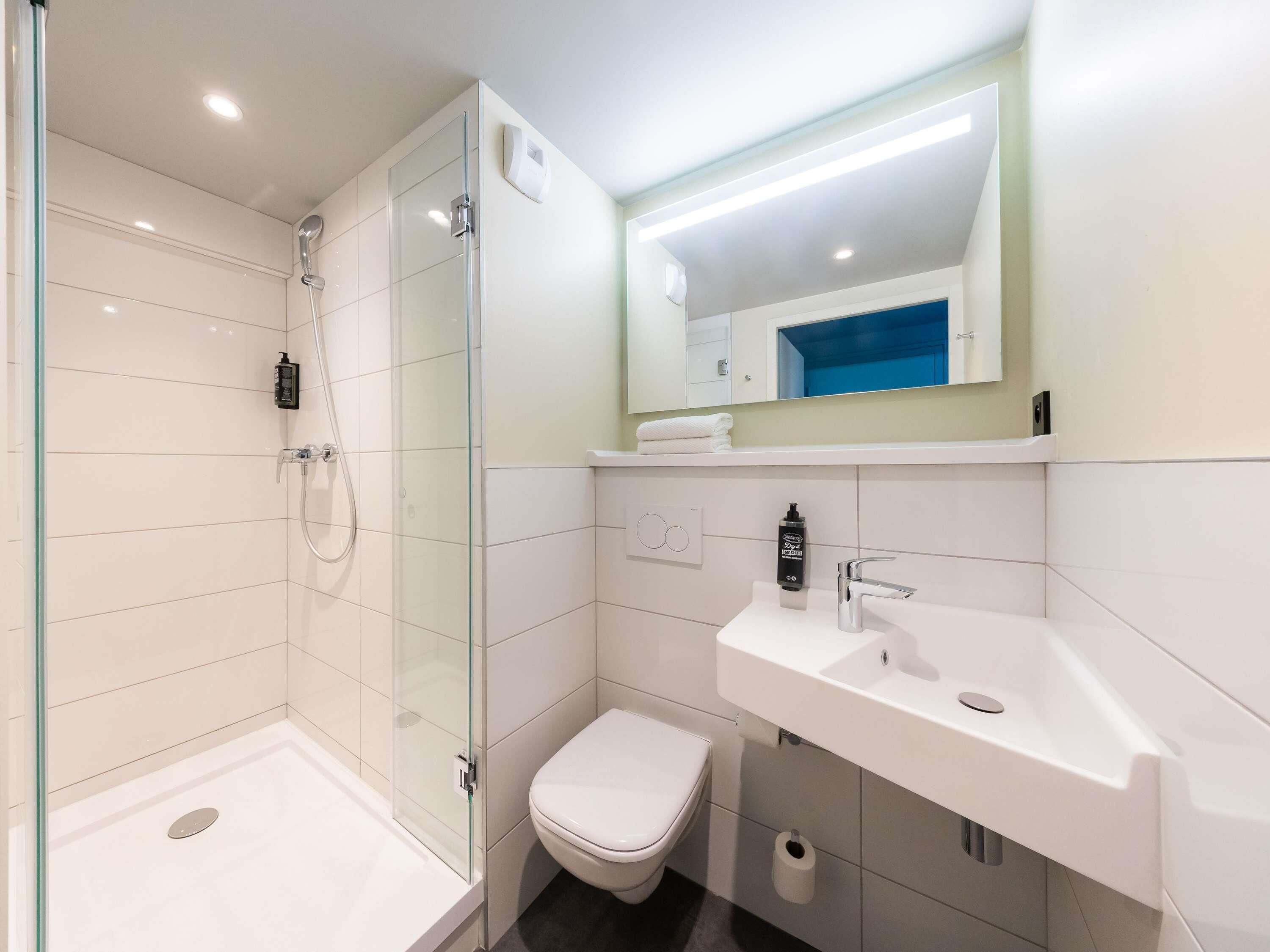 Pengeskab på værelset, skrivebord, mørklægningsgardiner, lydisolering