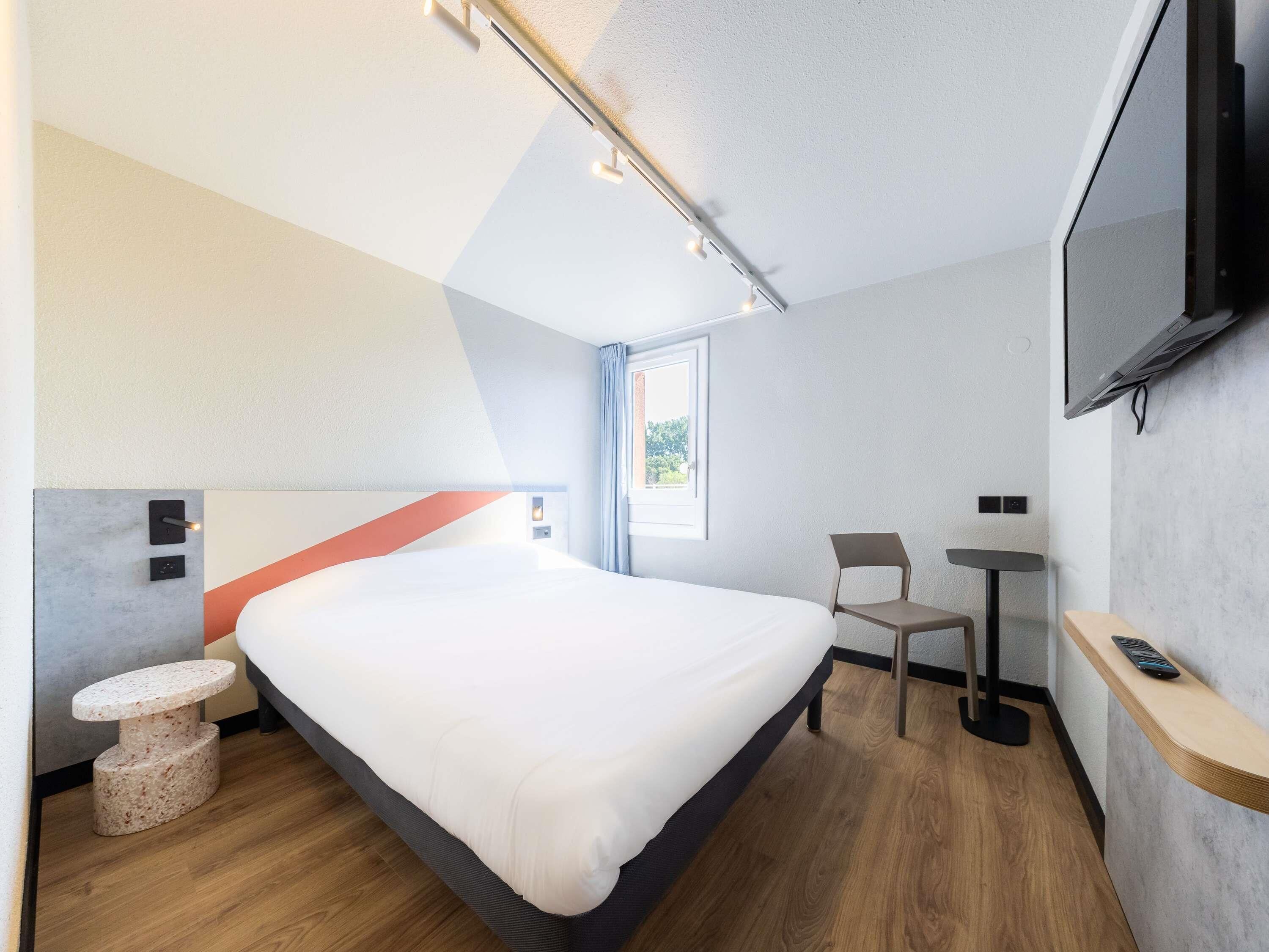 Room, 1 Queen Bed | In-room safe, desk, blackout curtains, soundproofing