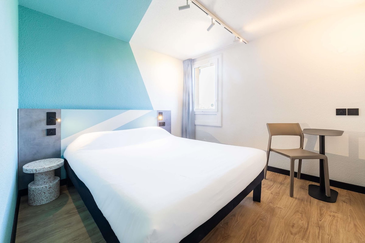 Quarto, 1 cama Queen | Cofres nos quartos, escrivaninha, cortinas blackout