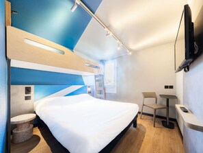 Chambre, plusieurs lits | Coffres-forts dans les chambres, bureau, rideaux occultants