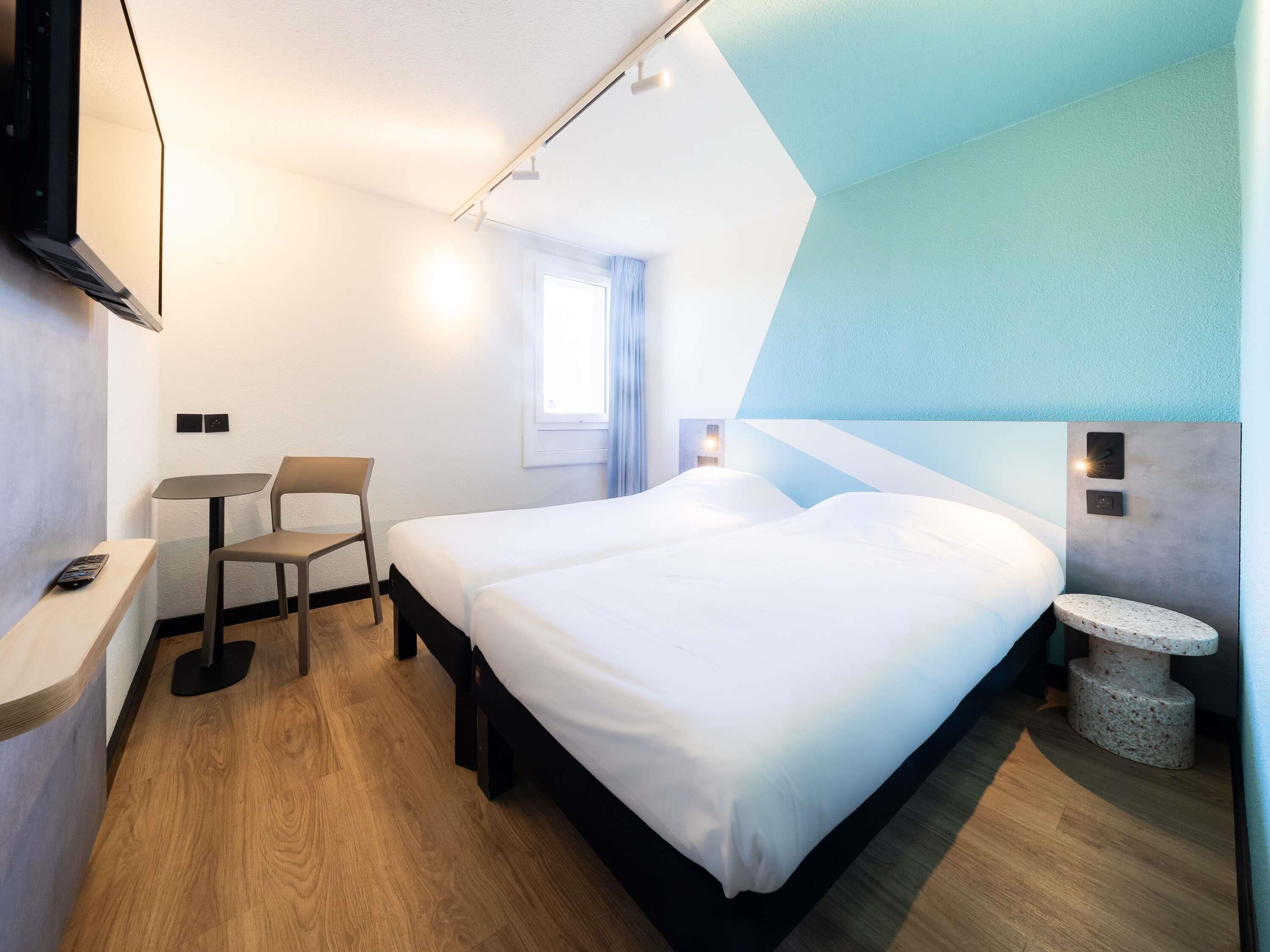 Kamer, 2 eenpersoonsbedden | Een kluis op de kamer, een bureau, verduisterende gordijnen