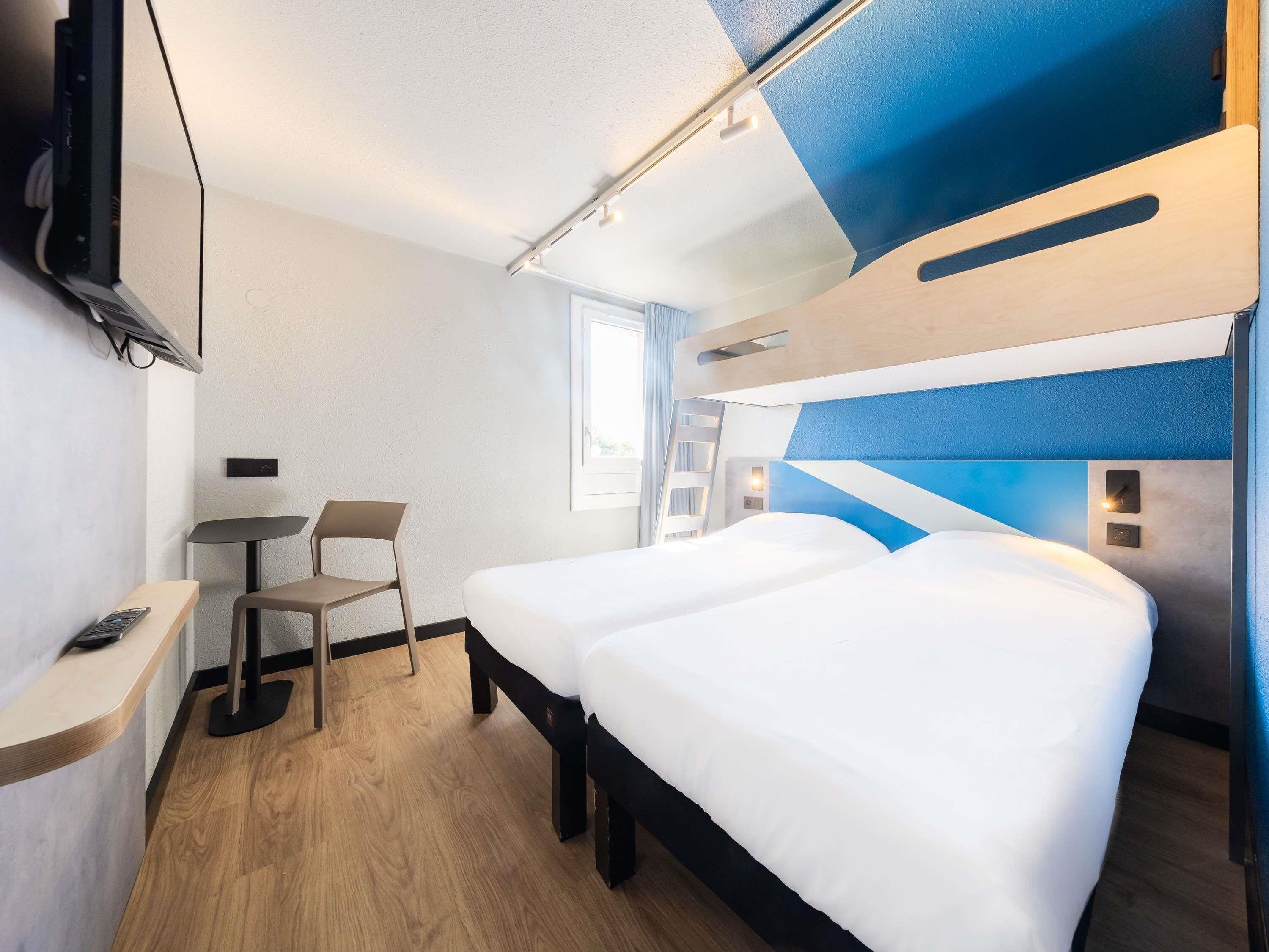 Chambre Triple, 3 lits une place | Coffres-forts dans les chambres, bureau, rideaux occultants