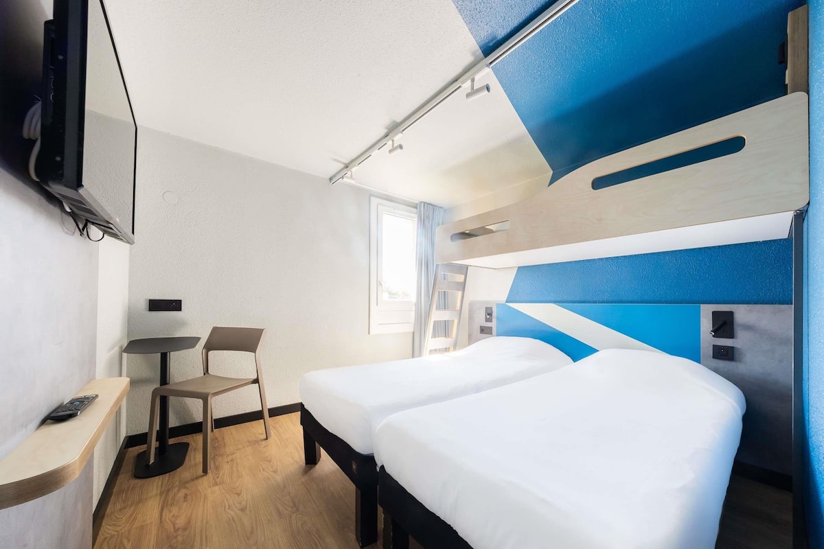 Dreibettzimmer, 3 Einzelbetten | Zimmersafe, Schreibtisch, Verdunkelungsvorhänge, schallisolierte Zimmer
