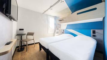 Habitación triple, 3 camas individuales | Caja de seguridad en la habitación, escritorio y cortinas blackout