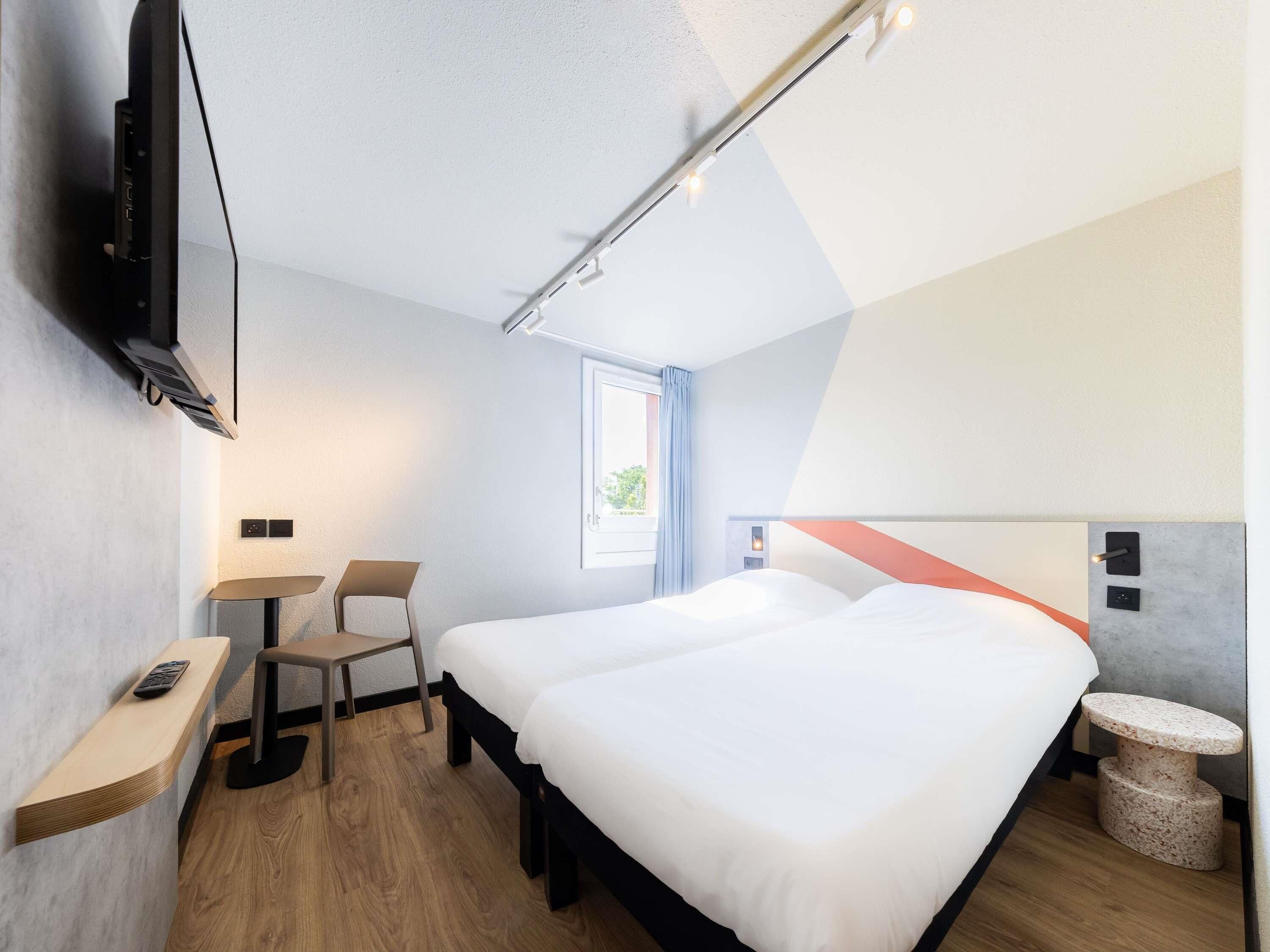 Chambre, 2 lits une place | Coffres-forts dans les chambres, bureau, rideaux occultants