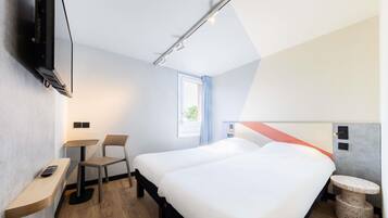 Chambre, 2 lits une place | Coffres-forts dans les chambres, bureau, rideaux occultants
