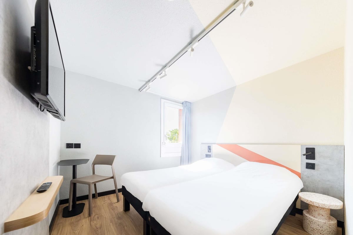 Quarto, 2 camas de solteiro | Cofres nos quartos, escrivaninha, cortinas blackout