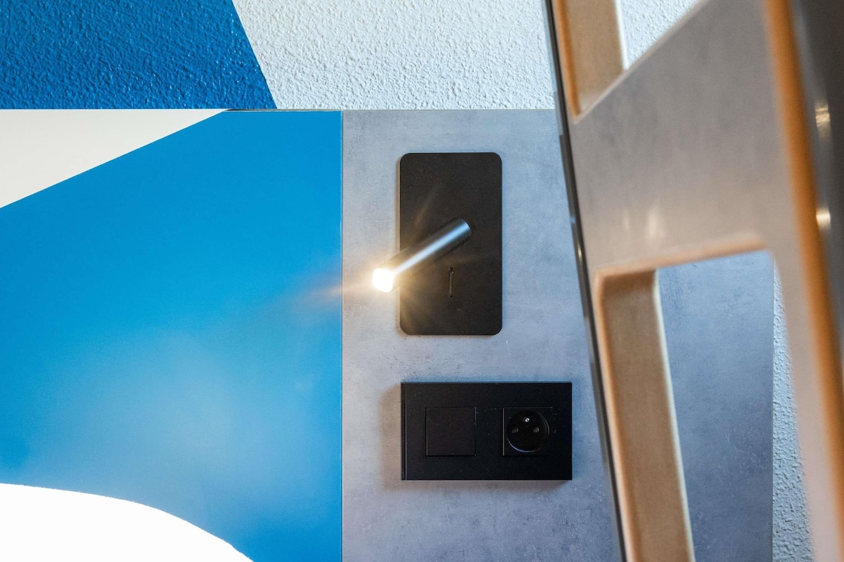 Cofres nos quartos, escrivaninha, cortinas blackout